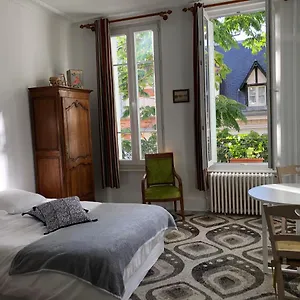 vichy-quartier-thermal-grand-studio-au-calme.hotels-rhonealpes.com/