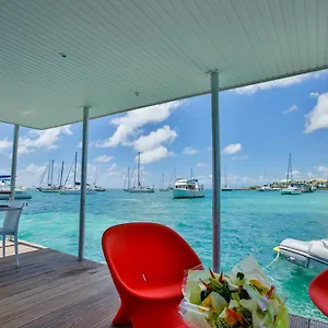 aqua-lodge-floating-villas.comcaribbean.com/